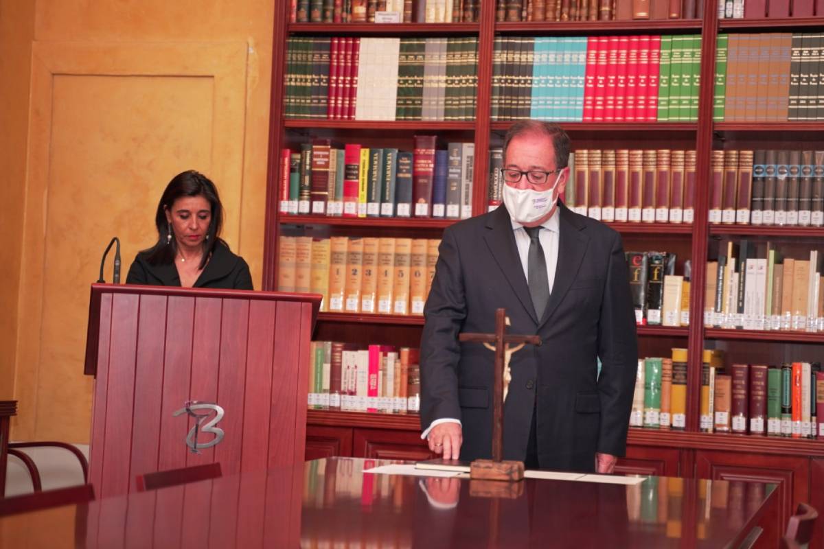 Cecilio Venegas toma posesión al frente del COF de Badajoz, junto al resto de su Junta de Gobierno.